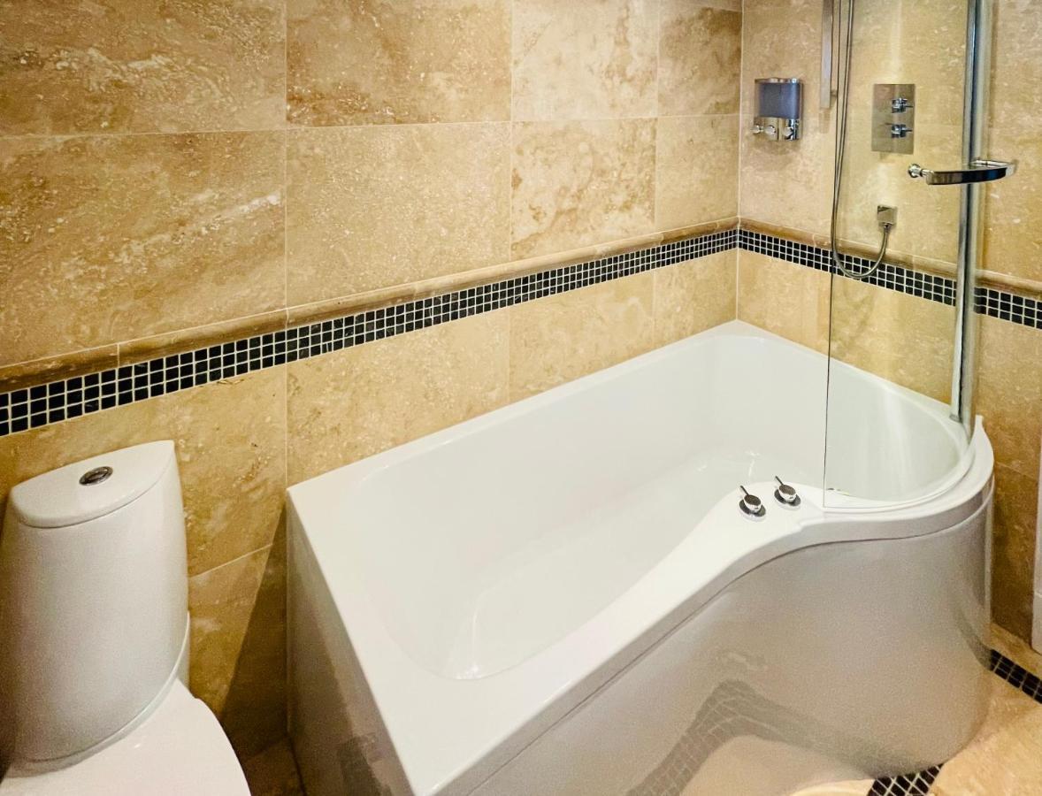 Stunning 2-Bed-2Bath Apt In Whitby With Parking Lägenhet Exteriör bild