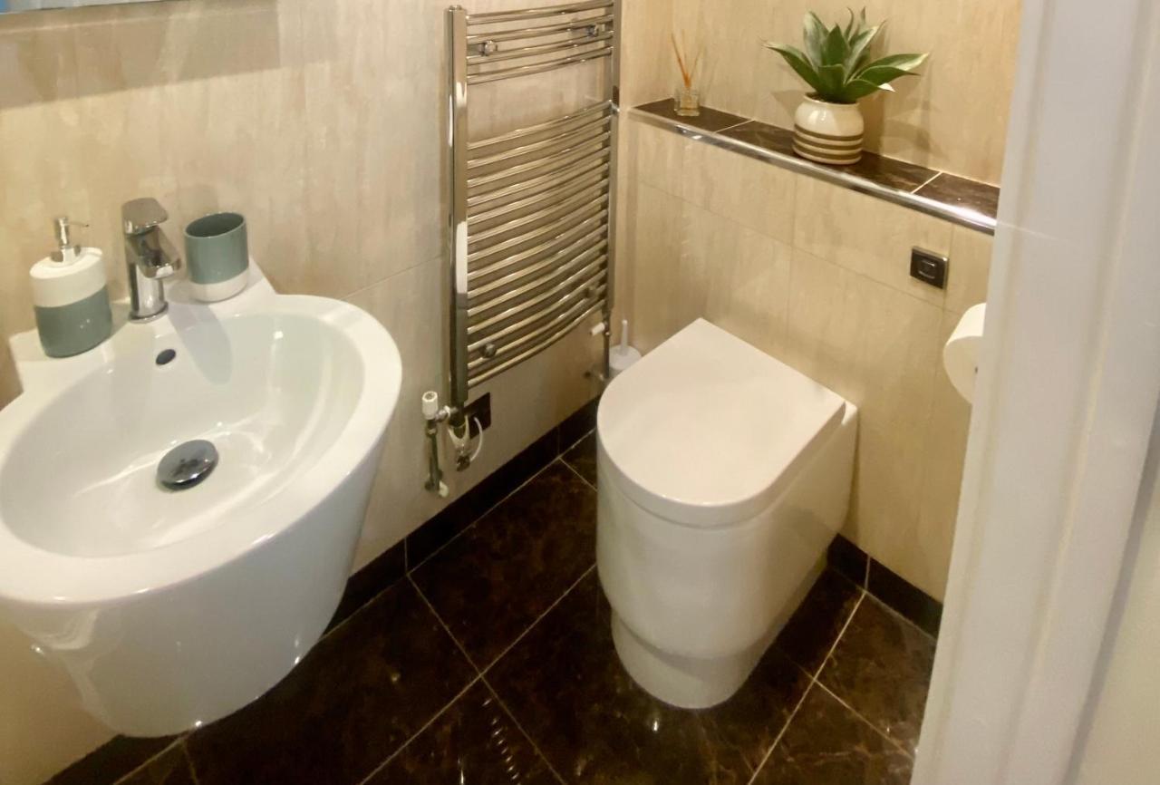Stunning 2-Bed-2Bath Apt In Whitby With Parking Lägenhet Exteriör bild