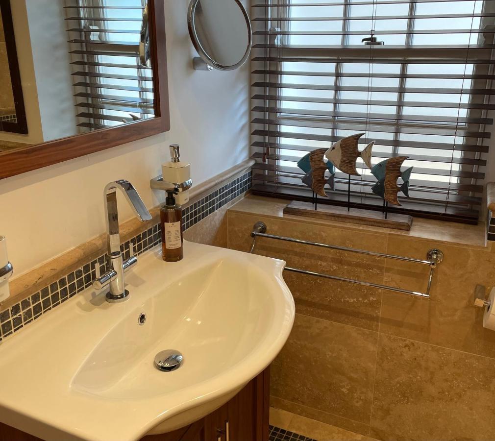 Stunning 2-Bed-2Bath Apt In Whitby With Parking Lägenhet Exteriör bild