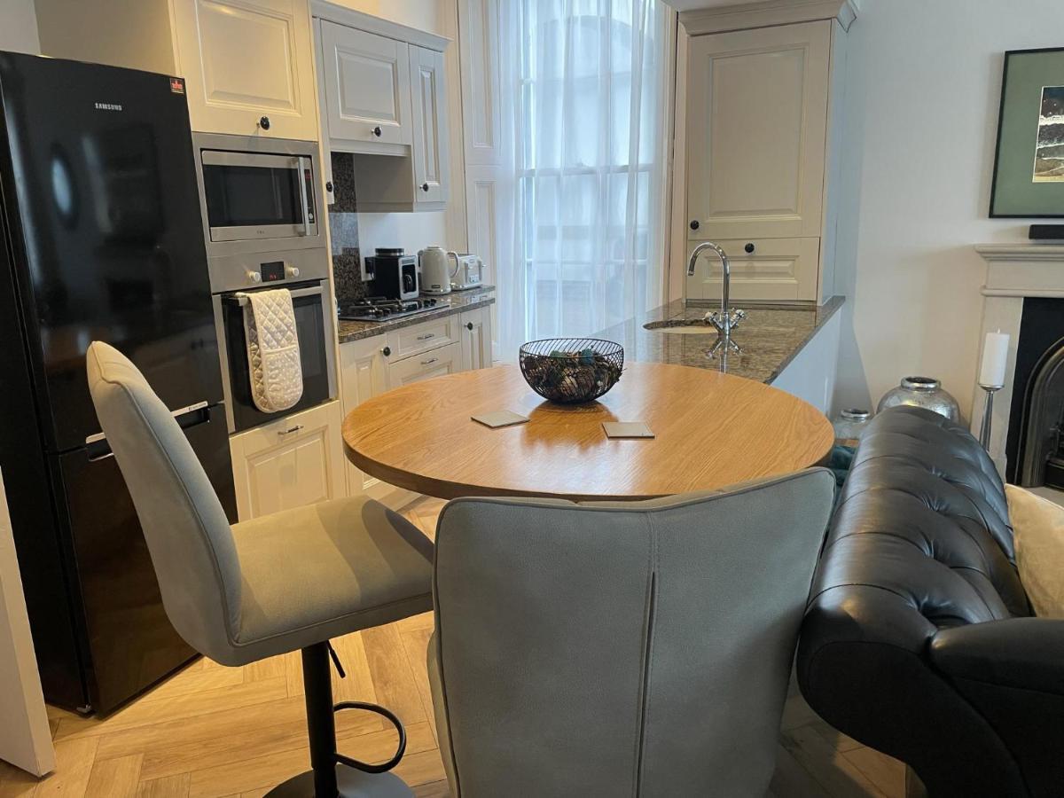Stunning 2-Bed-2Bath Apt In Whitby With Parking Lägenhet Exteriör bild
